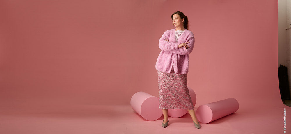 Damesmodel met cardigan gemaakt met Lana Grossa Pelliccia - Classici 31 model 15, sfeerfoto 1