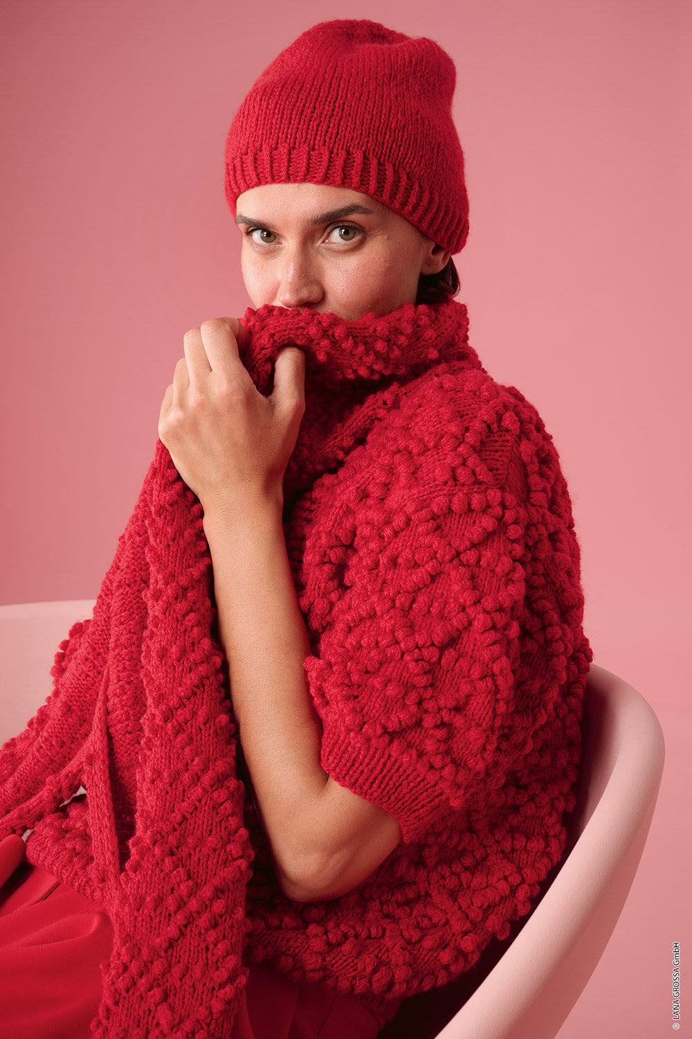 Damesmodel met muts gemaakt met Lana Grossa Cool Merino - Classici 31 model 18, sfeerfoto 1
