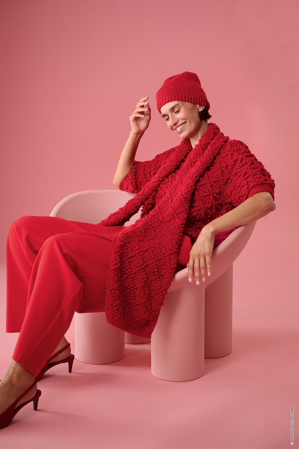 Damesmodel met sjaal gemaakt met Lana Grossa Cool Merino - Classici 31 model 19, sfeerfoto 1