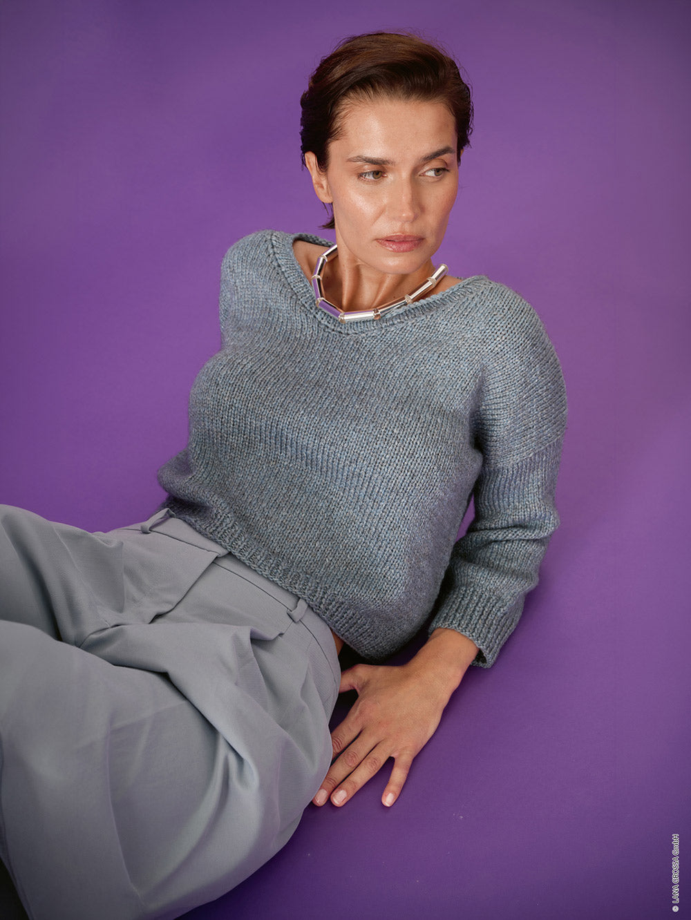 Damesmodel met trui gemaakt met Lana Grossa Baco Bamboo - Classici 31 model 01, sfeerfoto 1