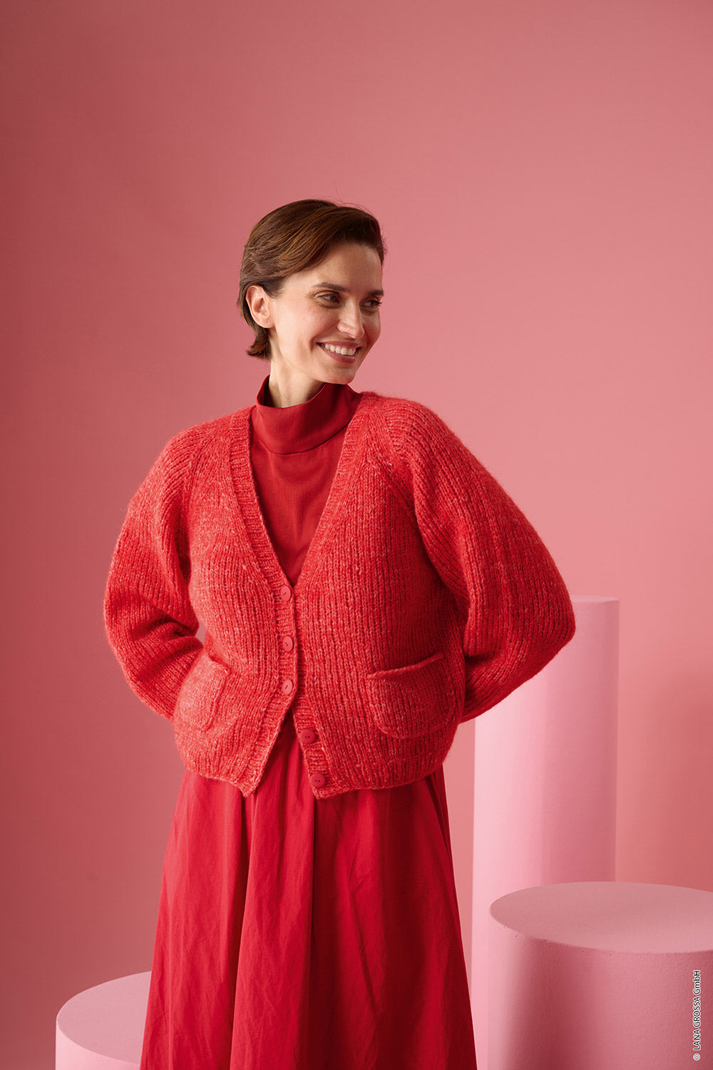 Damesmodel met vest gemaakt met Lana Grossa Alpaca Air II - Classici 31 model 21, sfeerfoto 1