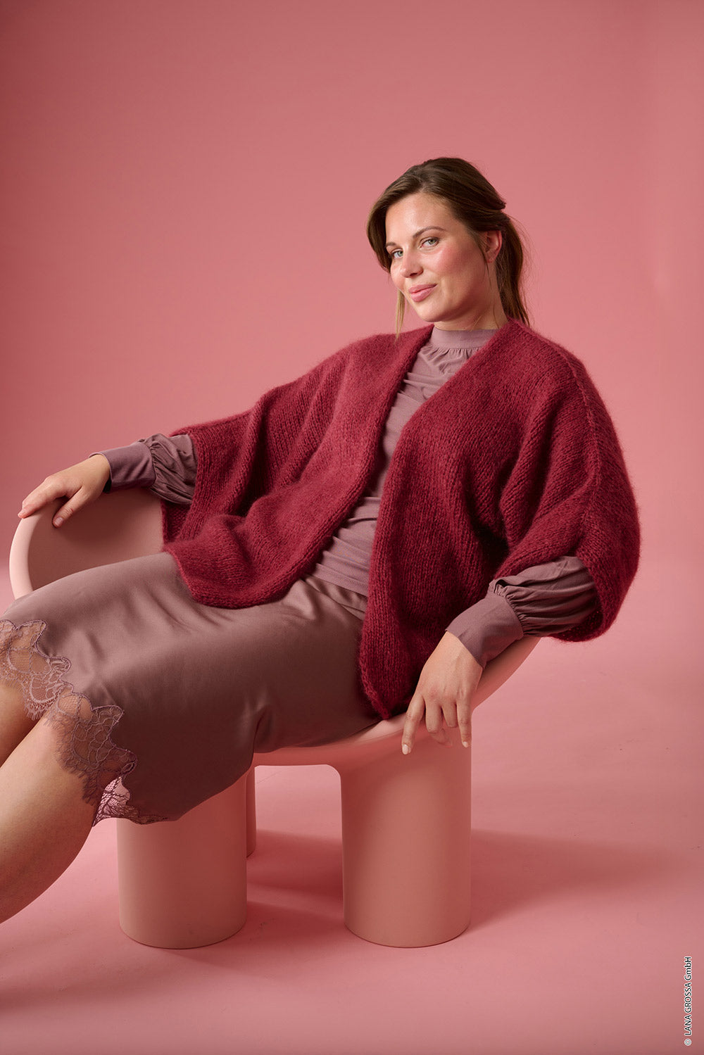 Damesmodel met cardigan gemaakt met Lana Grossa Filo di Gio - Classici 31 model 24, sfeerfoto 1