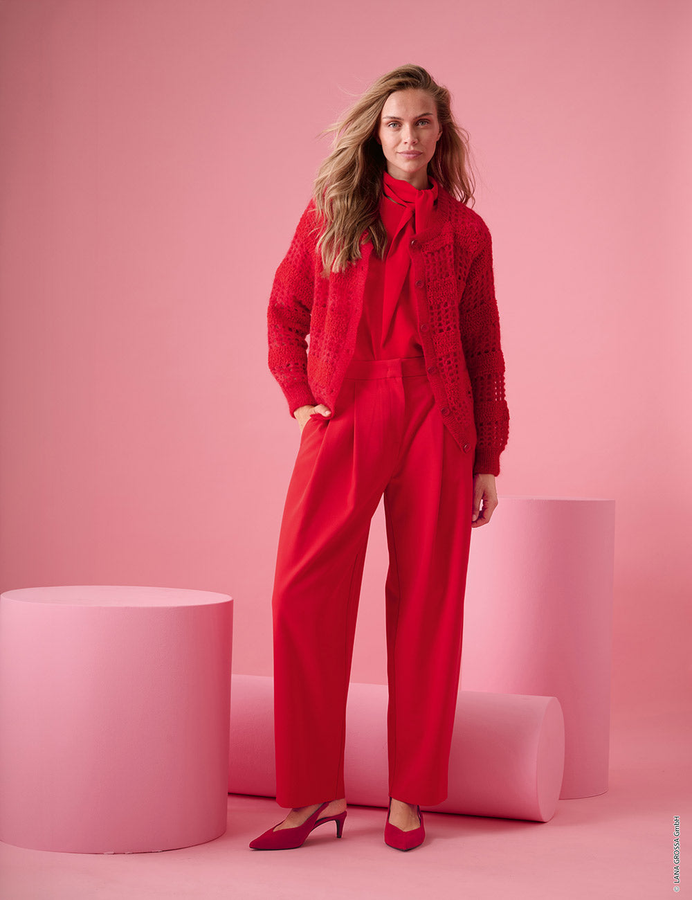 Damesmodel met vest gemaakt met Lana Grossa Filo di Gio en Orsettini - Classici 31 model 26, sfeerfoto 1