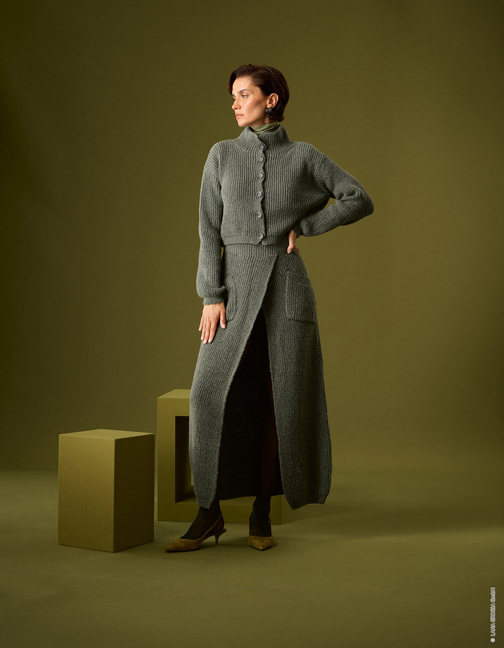 Damesmodel met vest gemaakt met Lana Grossa Cashmere 16 Fine - Classici 31 model 27, sfeerfoto 1