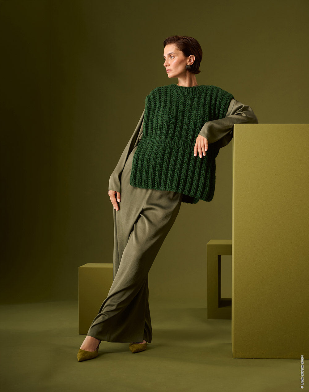 Damesmodel met slipover gemaakt met Lana Grossa Baby Chain - Classici 31 model 29, sfeerfoto 1