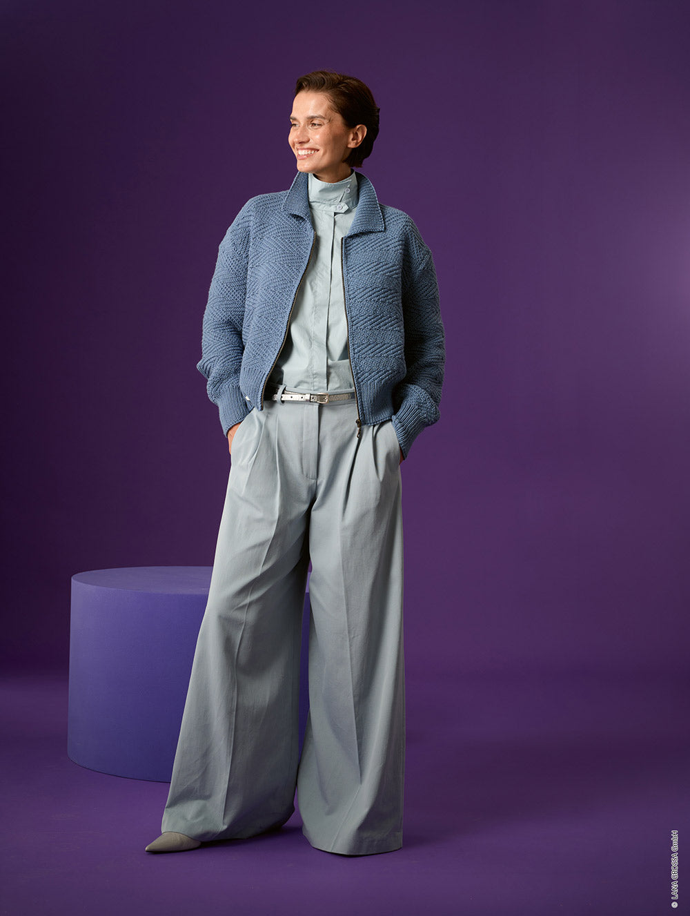 Damesmodel met vest gemaakt met Lana Grossa Merino Più - Classici 31 model 02, sfeerfoto 1