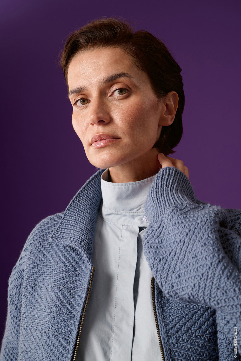 Damesmodel met vest gemaakt met Lana Grossa Merino Più - Classici 31 model 02, sfeerfoto 2