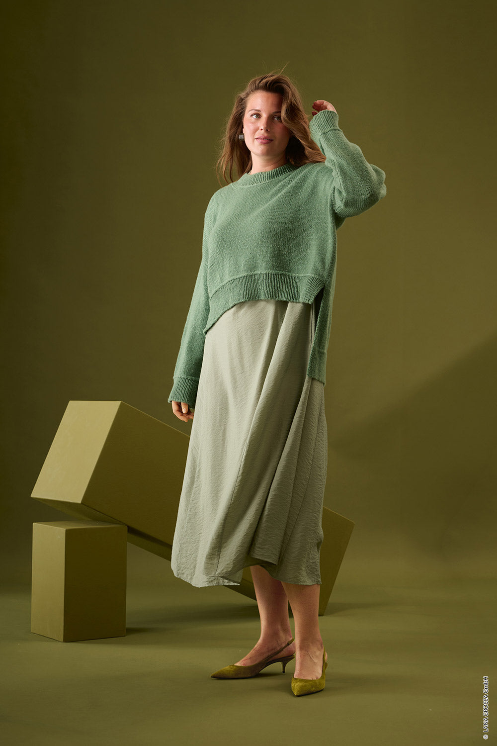 Damesmodel met trui gemaakt met Lana Grossa Chiaro - Classici 31 model 30, sfeerfoto 1