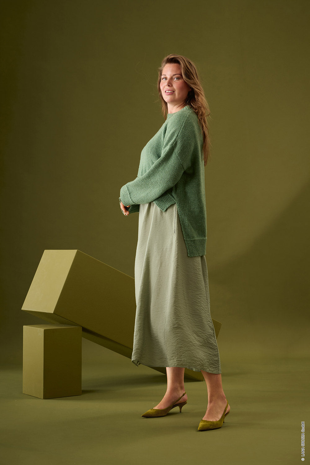 Damesmodel met trui gemaakt met Lana Grossa Chiaro - Classici 31 model 30, sfeerfoto 3