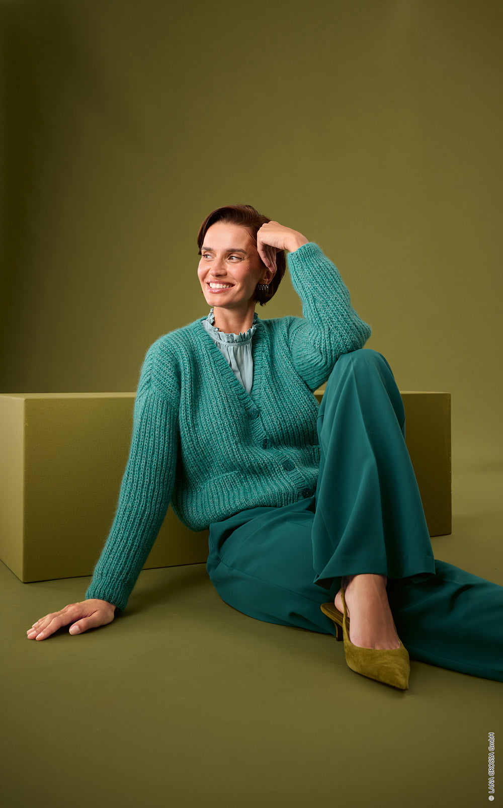 Damesmodel met vest gemaakt met Lana Grossa Brigitte No. 2 - Classici 31 model 31, sfeerfoto 1