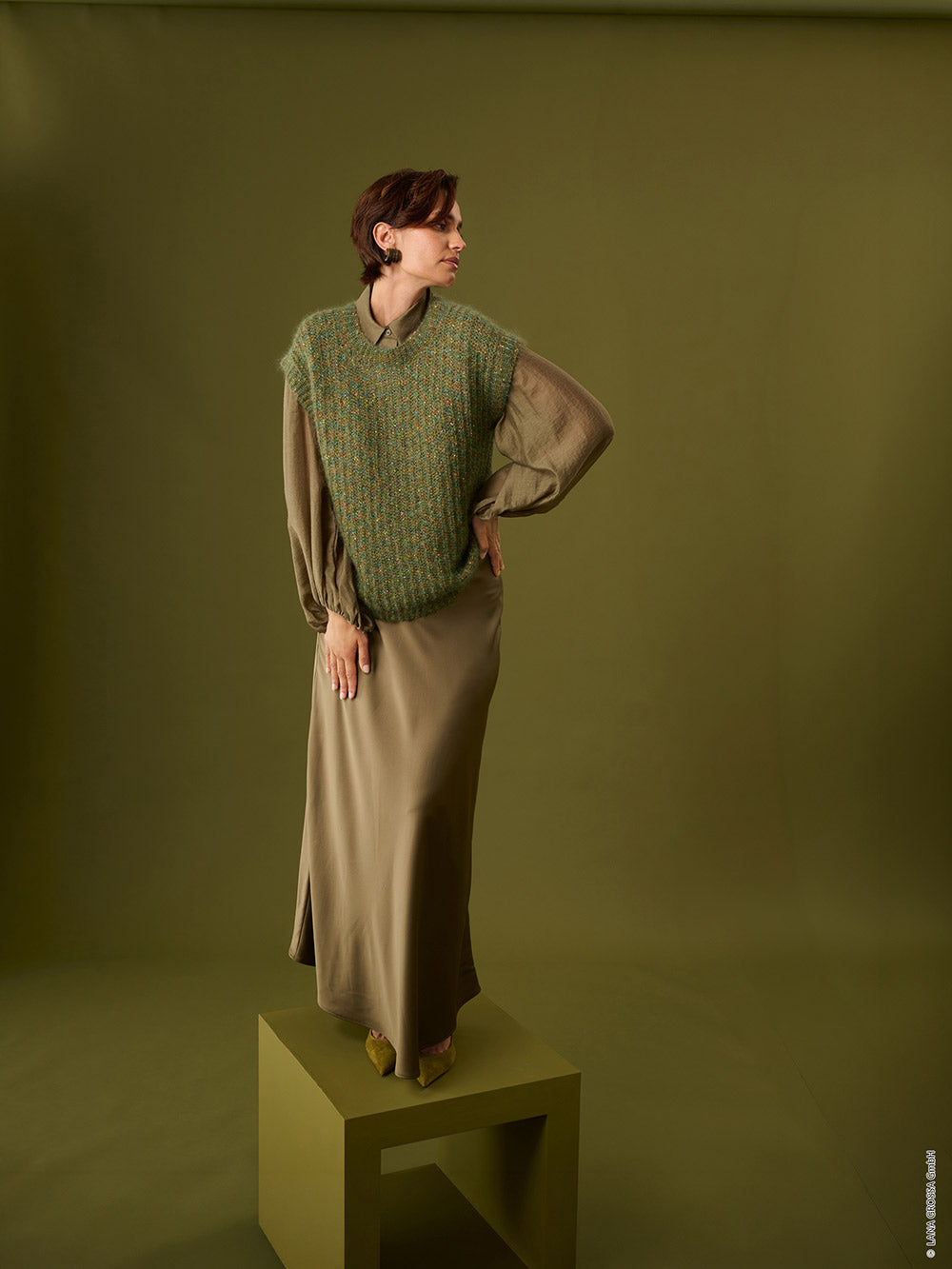 Damesmodel met slipover gemaakt met Lana Grossa Silkhair en Glamour - Classici 31 model 32, sfeerfoto 1
