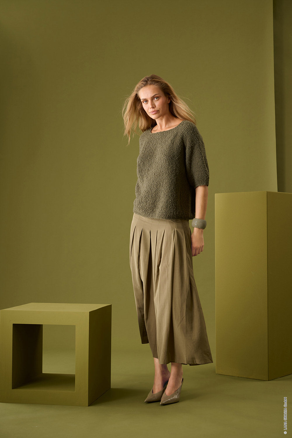 Damesmodel met shirt gemaakt met Lana Grossa Orsettini - Classici 31 model 34, sfeerfoto 1