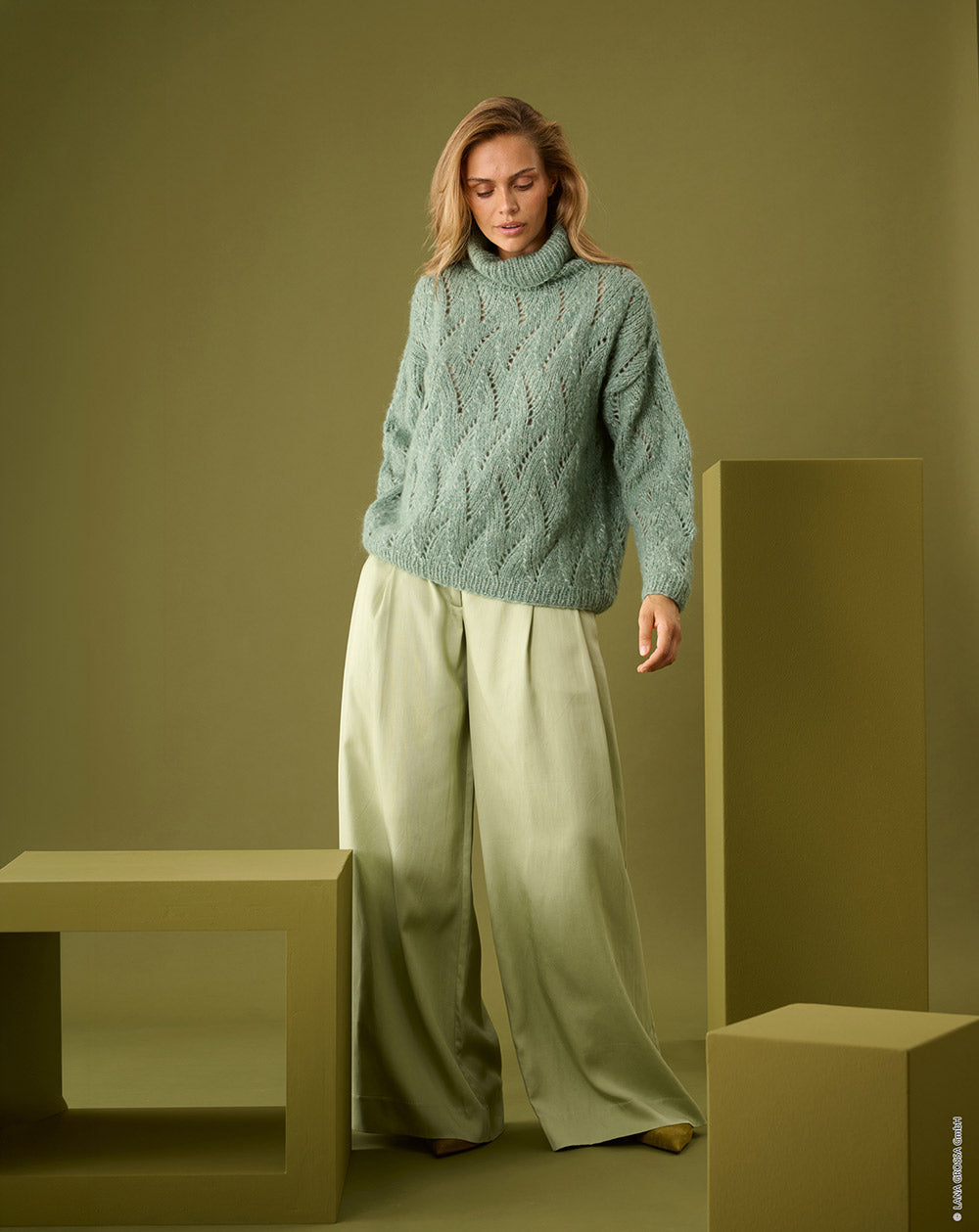 Damesmodel met trui gemaakt met Lana Grossa Alpaca Air II - Classici 31 model 35, sfeerfoto 1