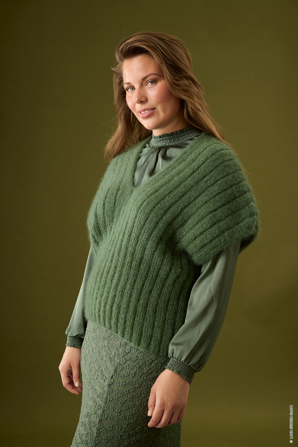 Damesmodel met slipover gemaakt met Lana Grossa Filo di Gio - Classici 31 model 36, sfeerfoto 1