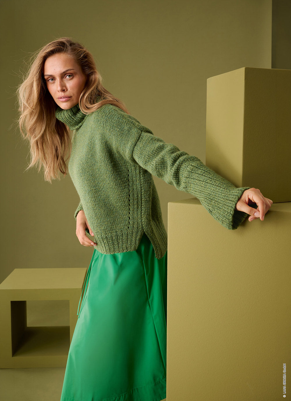 Damesmodel met trui gemaakt met Lana Grossa Cool Merino Big - Classici 31 model 37, sfeerfoto 1