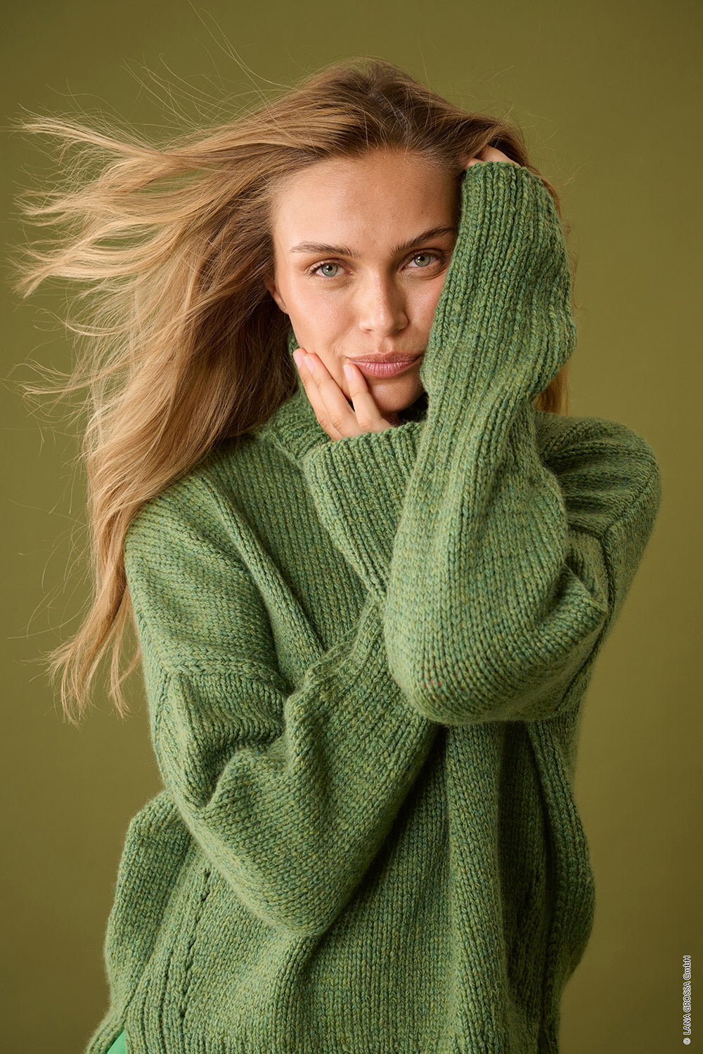 Damesmodel met trui gemaakt met Lana Grossa Cool Merino Big - Classici 31 model 37, sfeerfoto 2
