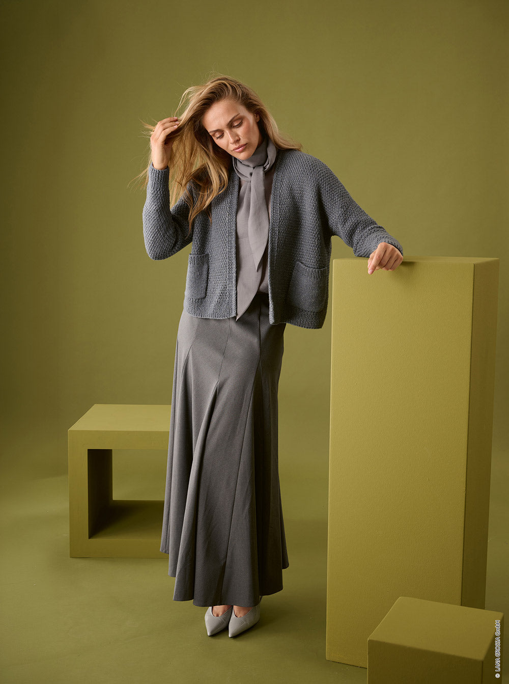 Damesmodel met cardigan gemaakt met Lana Grossa Chiaro - Classici 31 model 39, sfeerfoto 1