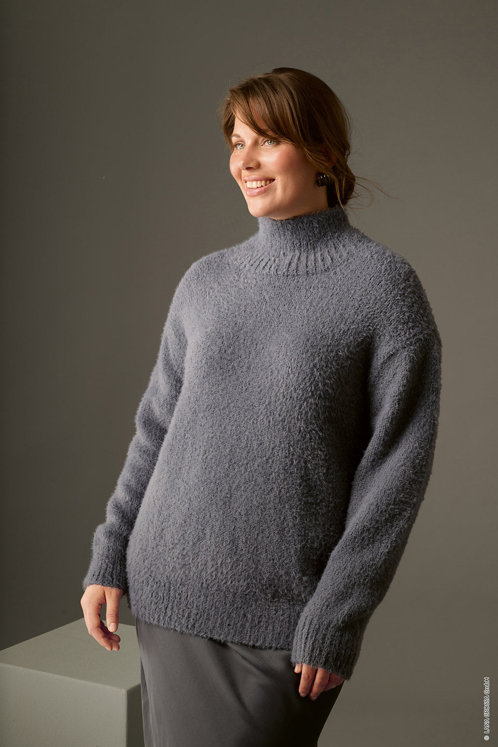 Damesmodel met trui gemaakt met Lana Grossa Così - Classici 31 model 43, sfeerfoto 1