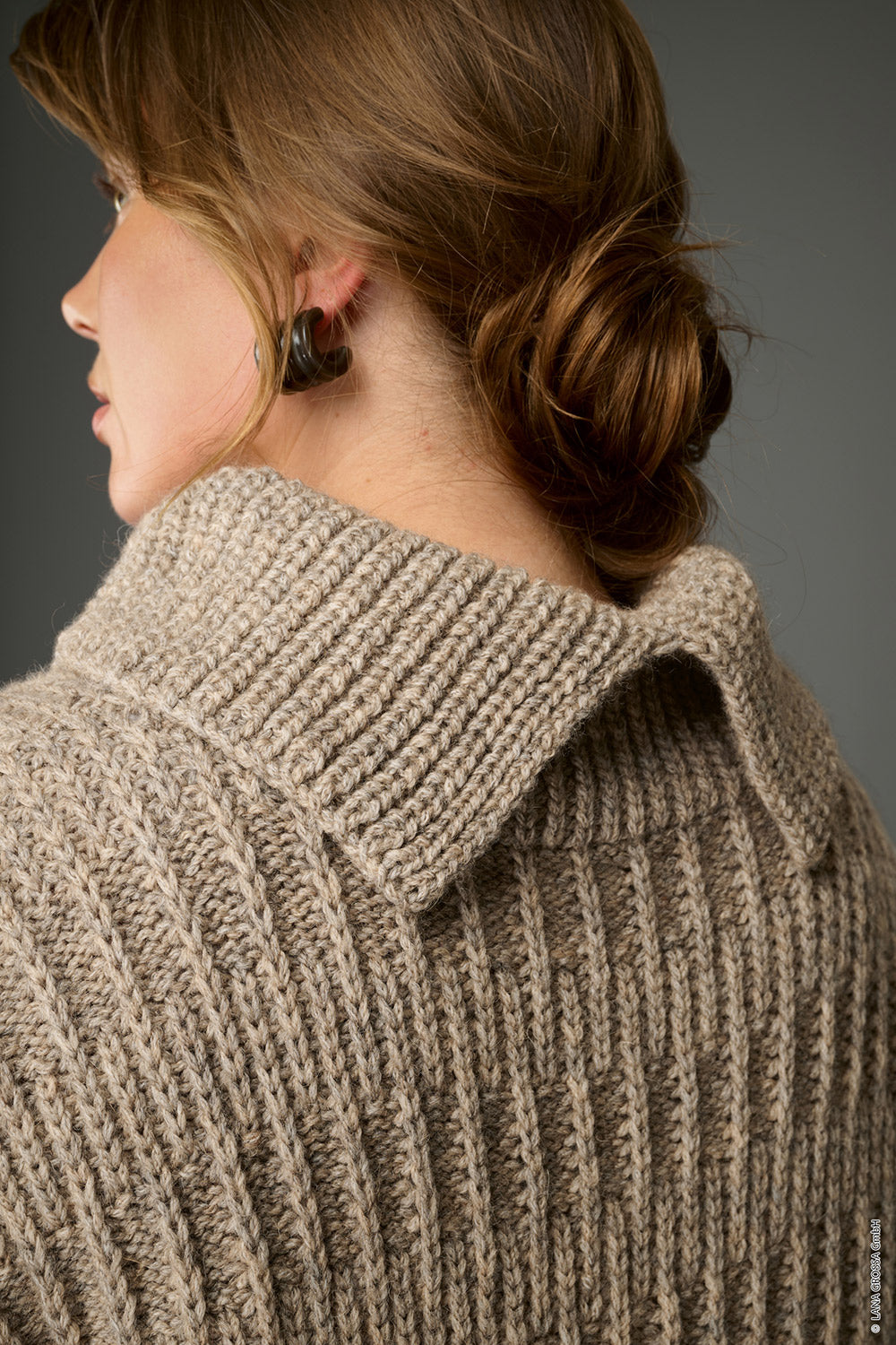 Damesmodel met slipover gemaakt met Lana Grossa Alta Moda Alpaca - Classici 31 model 44, sfeerfoto 2