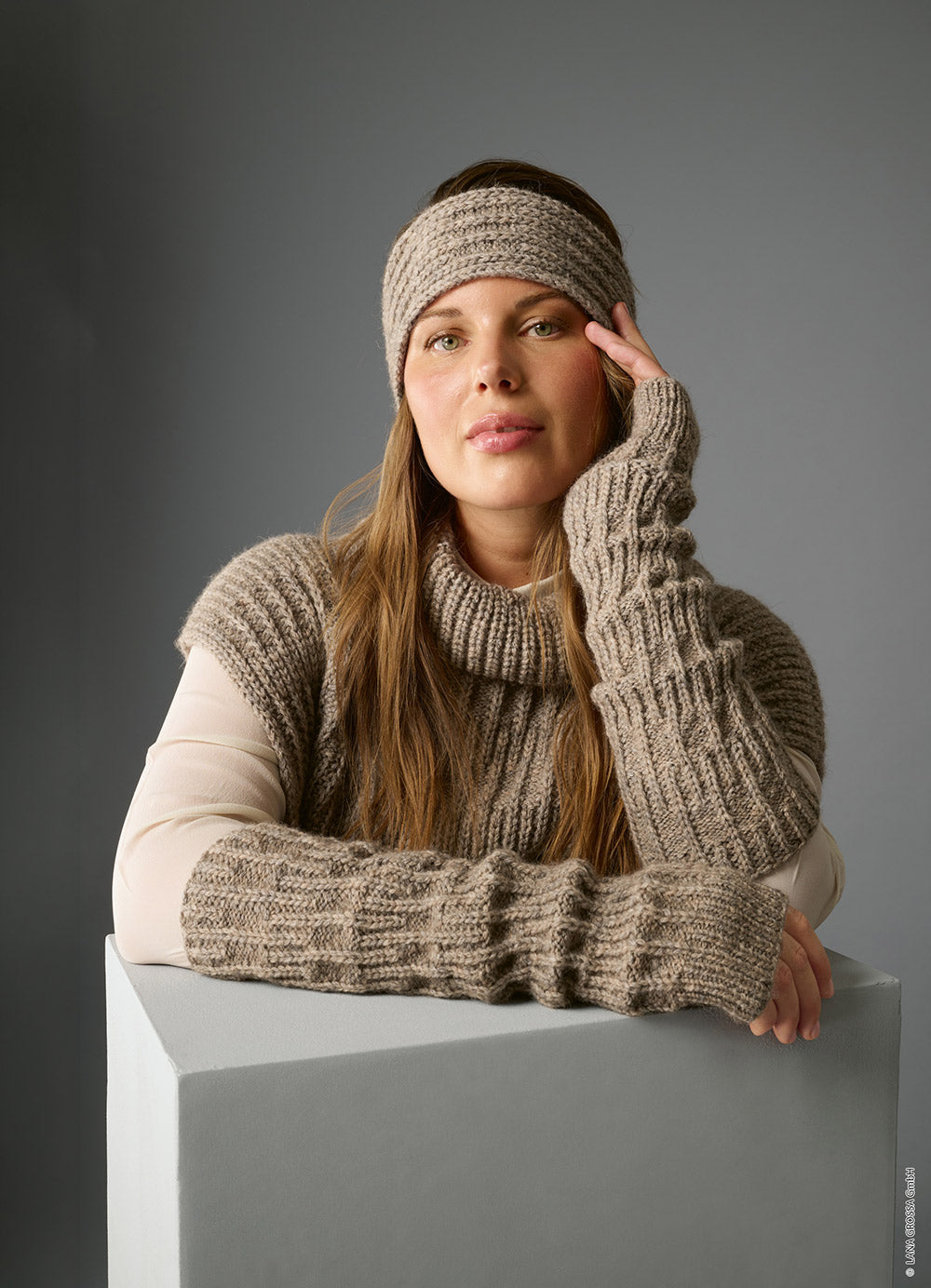 Damesmodel met hoofdband gemaakt met Lana Grossa Alta Moda Alpaca - Classici 31 model 45, sfeerfoto 1