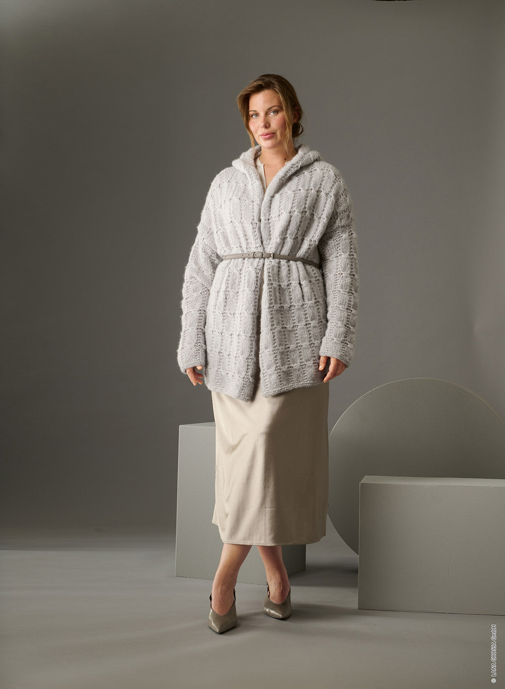 Damesmodel met cardigan gemaakt met Lana Grossa Chapeau - Classici 31 model 47, sfeerfoto 1