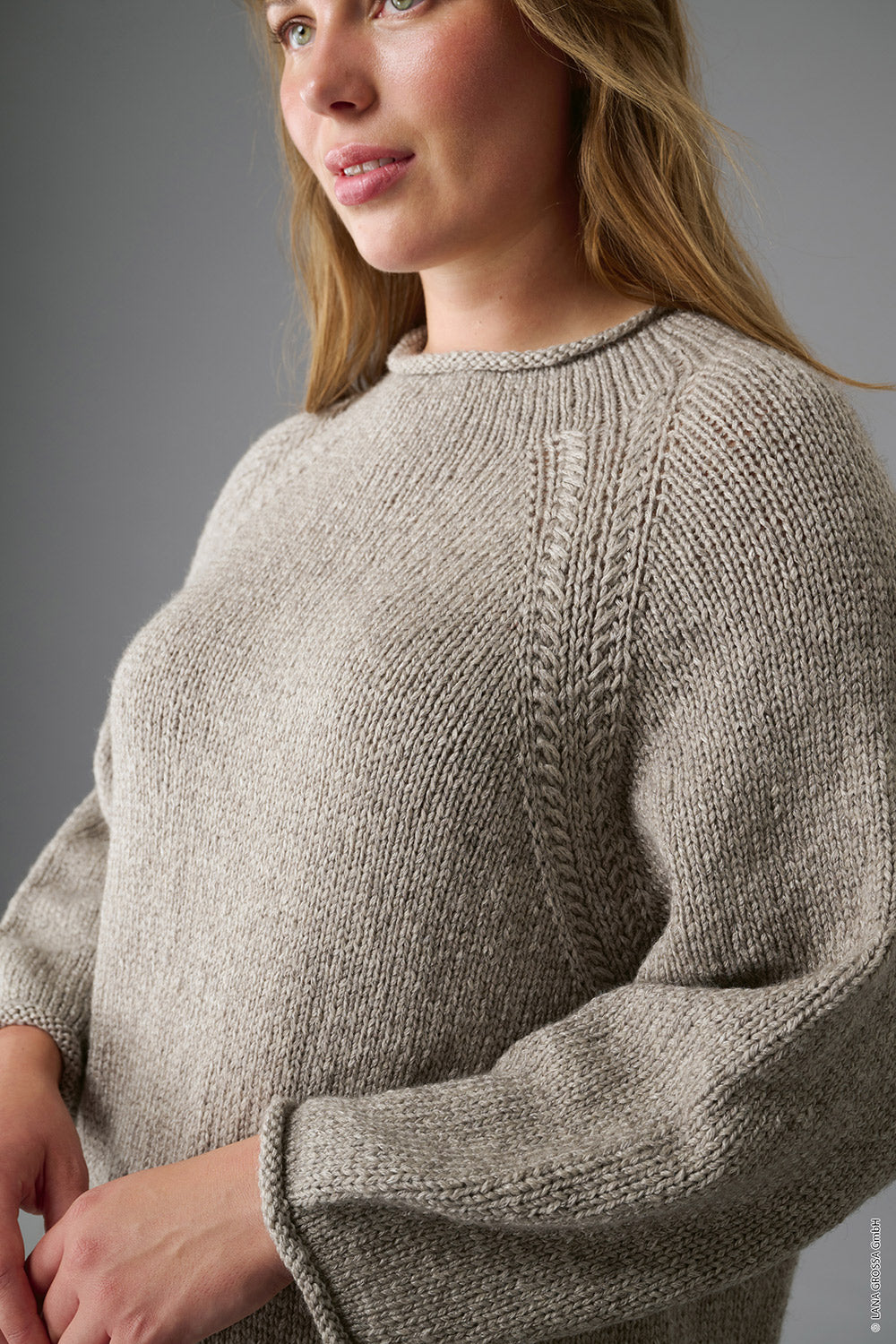 Damesmodel met trui gemaakt met Lana Grossa Baco Bamboo - Classici 31 model 49, sfeerfoto 2