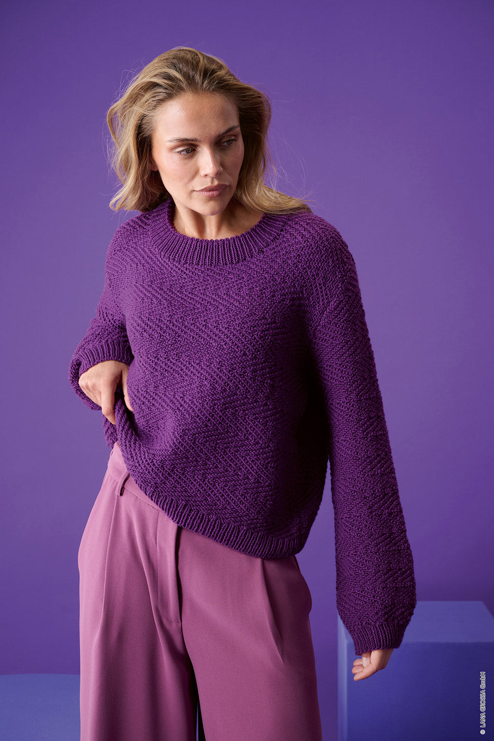 Damesmodel met trui gemaakt met Lana Grossa Merino Più - Classici 31 model 04, sfeerfoto 1