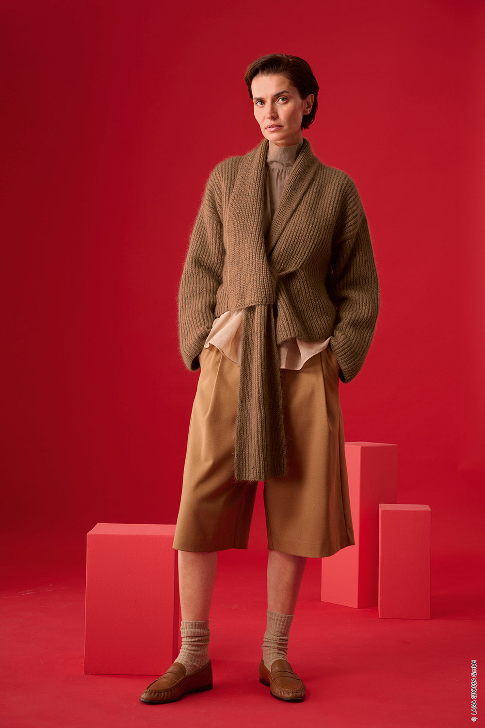 Damesmodel met vest gemaakt met Lana Grossa Ecopuno en Natural Superkid Tweed - Classici 31 model 52, sfeerfoto 1