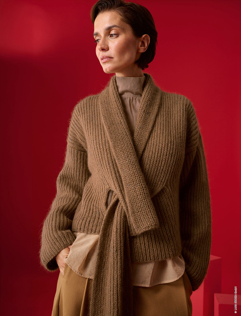 Damesmodel met vest gemaakt met Lana Grossa Ecopuno en Natural Superkid Tweed - Classici 31 model 52, sfeerfoto 2
