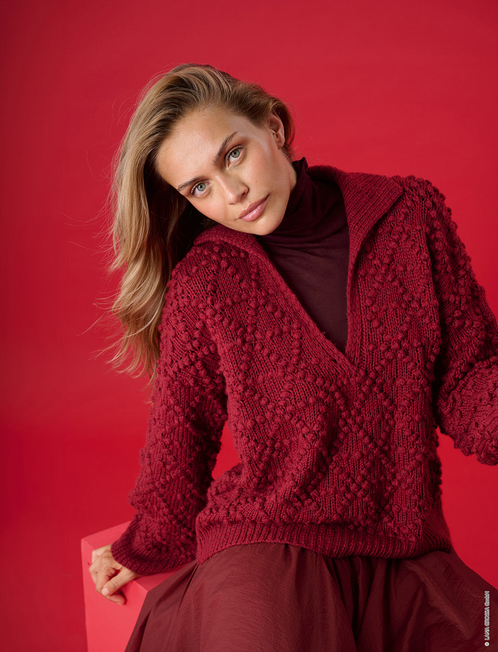 Damesmodel met trui gemaakt met Lana Grossa Cool Merino - Classici 31 model 53, sfeerfoto 1