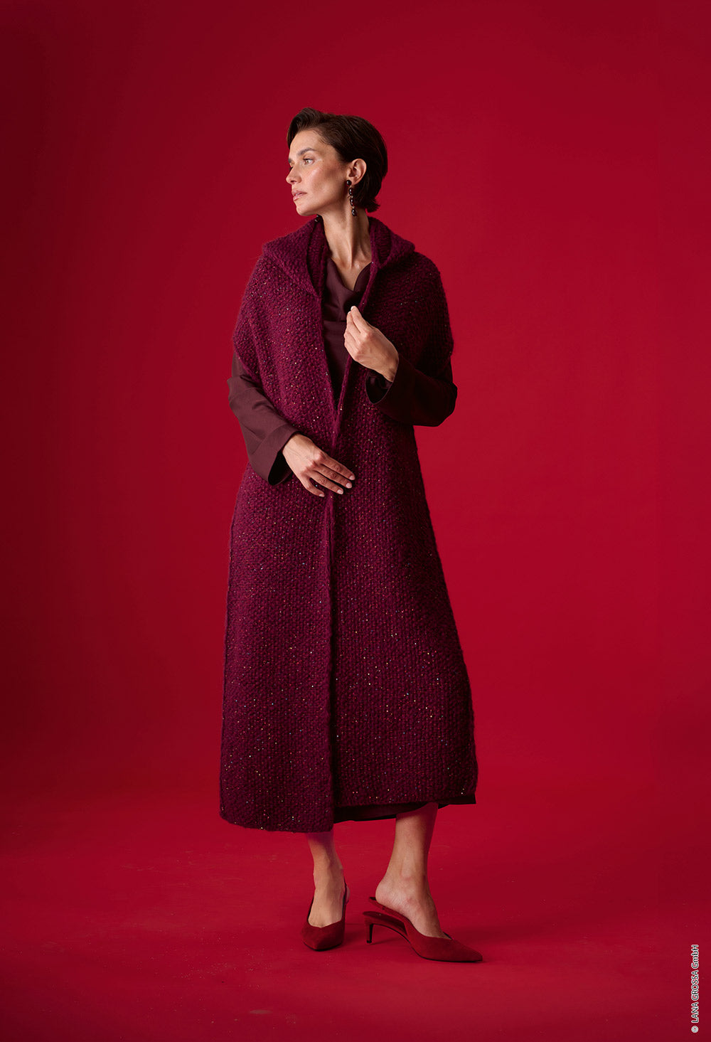 Damesmodel met capuchonsjaal gemaakt met Lana Grossa Baby Furry en Glamour - Classici 31 model 55, sfeerfoto 2