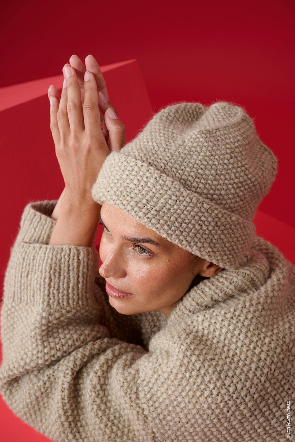 Damesmodel met muts gemaakt met Lana Grossa Chapeau - Classici 31 model 58, sfeerfoto 1