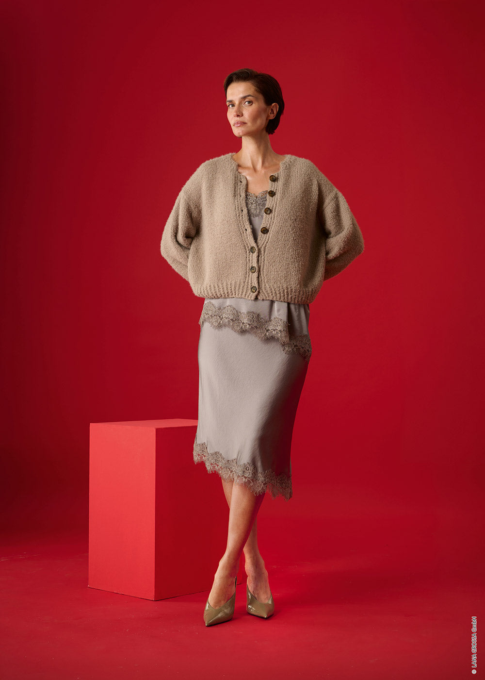 Damesmodel met vest gemaakt met Lana Grossa Così - Classici 31 model 59, sfeerfoto 1