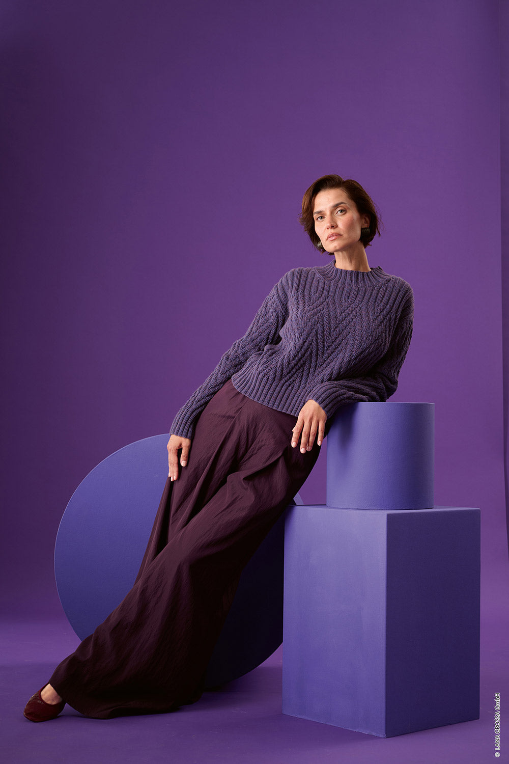 Damesmodel met trui gemaakt met Lana Grossa Cashmere Kiss - Classici 31 model 07, sfeerfoto 1