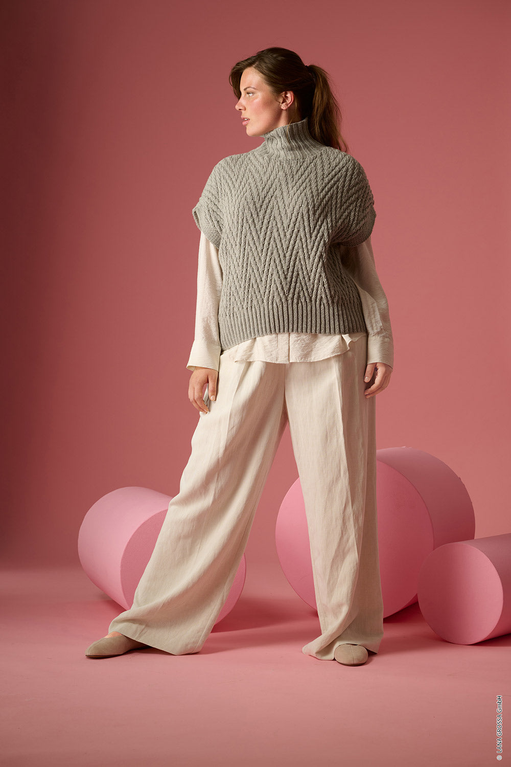 Damesmodel met slipover gemaakt met Lana Grossa Cashmere Kiss - Classici 31 model 09, sfeerfoto 1
