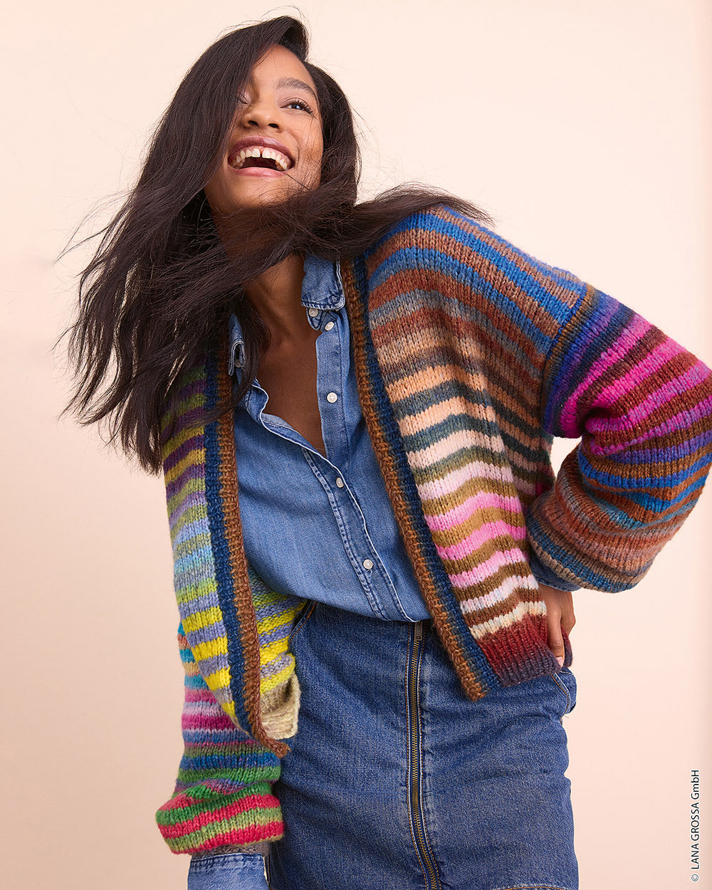 Lana Grossa Gomitolo No. 18 - model 2, gestreept vest in Lana Grossa Candy, staand model