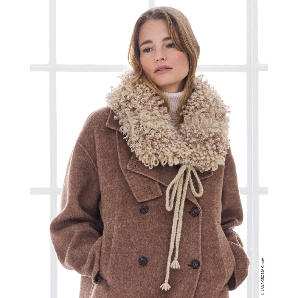 Lana Grossa Filati Journal No. 72 model 10 - beige capelet met lusstructuur, gedragen