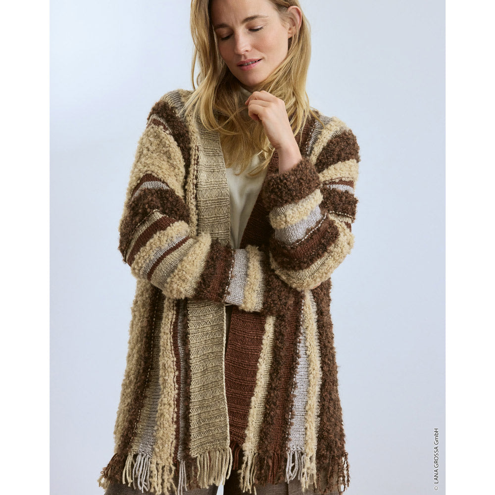 Lana Grossa Filati Journal No. 72 model 11 - lang gestreept vest in naturel- en bruintinten, gedragen