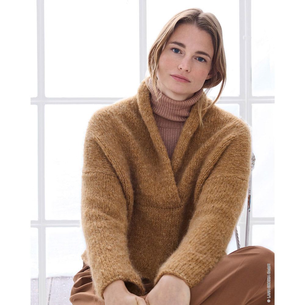 Model in camel trui met schalkraag van Lana Grossa Baby Furry - Journal 72 model 20 - Lana Grossa Baby Furry 001 Donkerfuchsia
