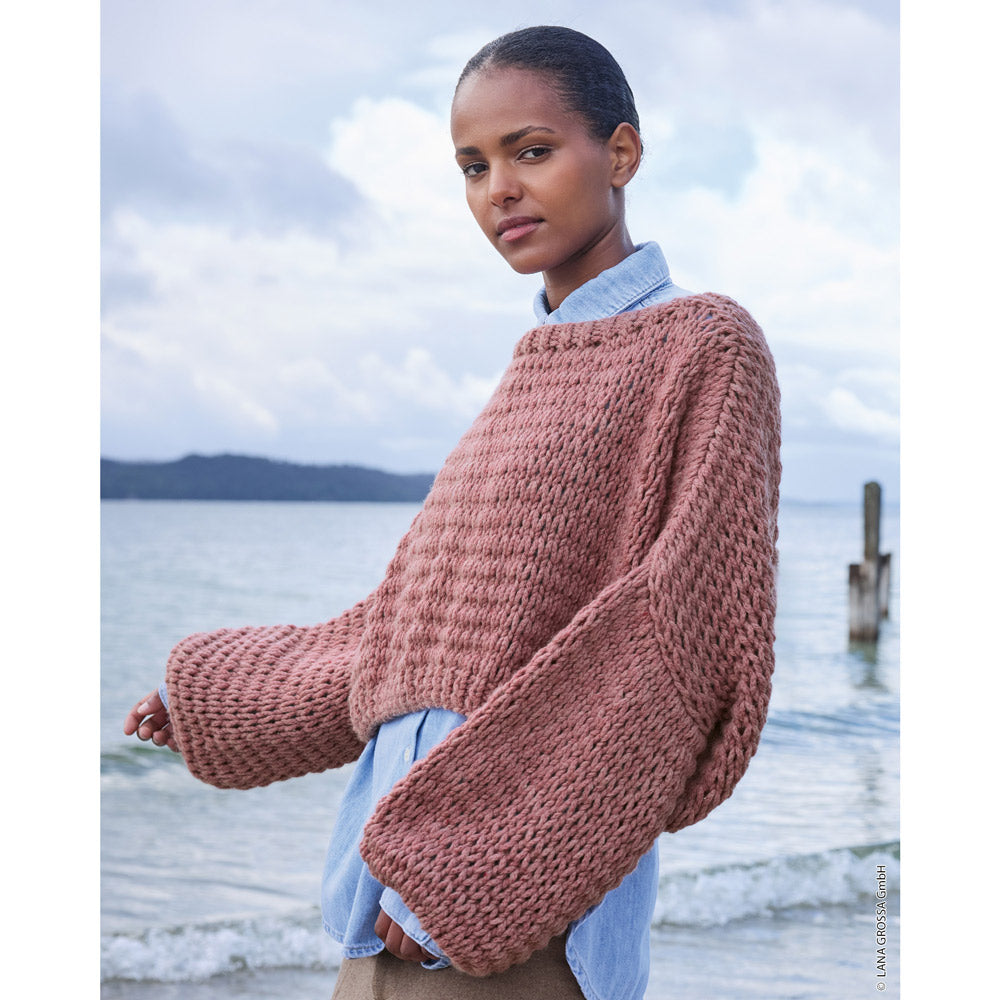 Lana Grossa Filati Journal No. 72 model 32 - oudroze trui met volumineuze mouwen, gedragen
