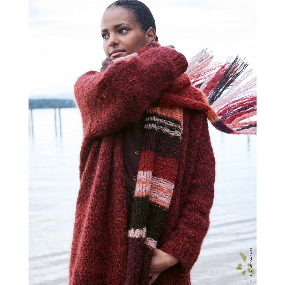 Lana Grossa Filati Journal No. 72 model 39 - lang bordeauxrood vest, gedragen