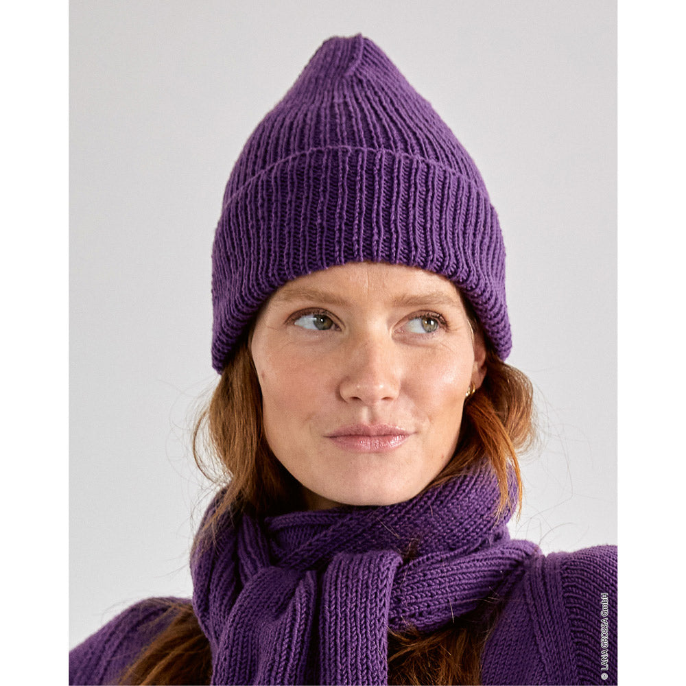 model met een paarse gebreide muts en bijpassende trui - inspiratie voor Lana Grossa Cool Wool 590 Naturel - Lana Grossa Cool Wool 2010 Licht Rozenhout