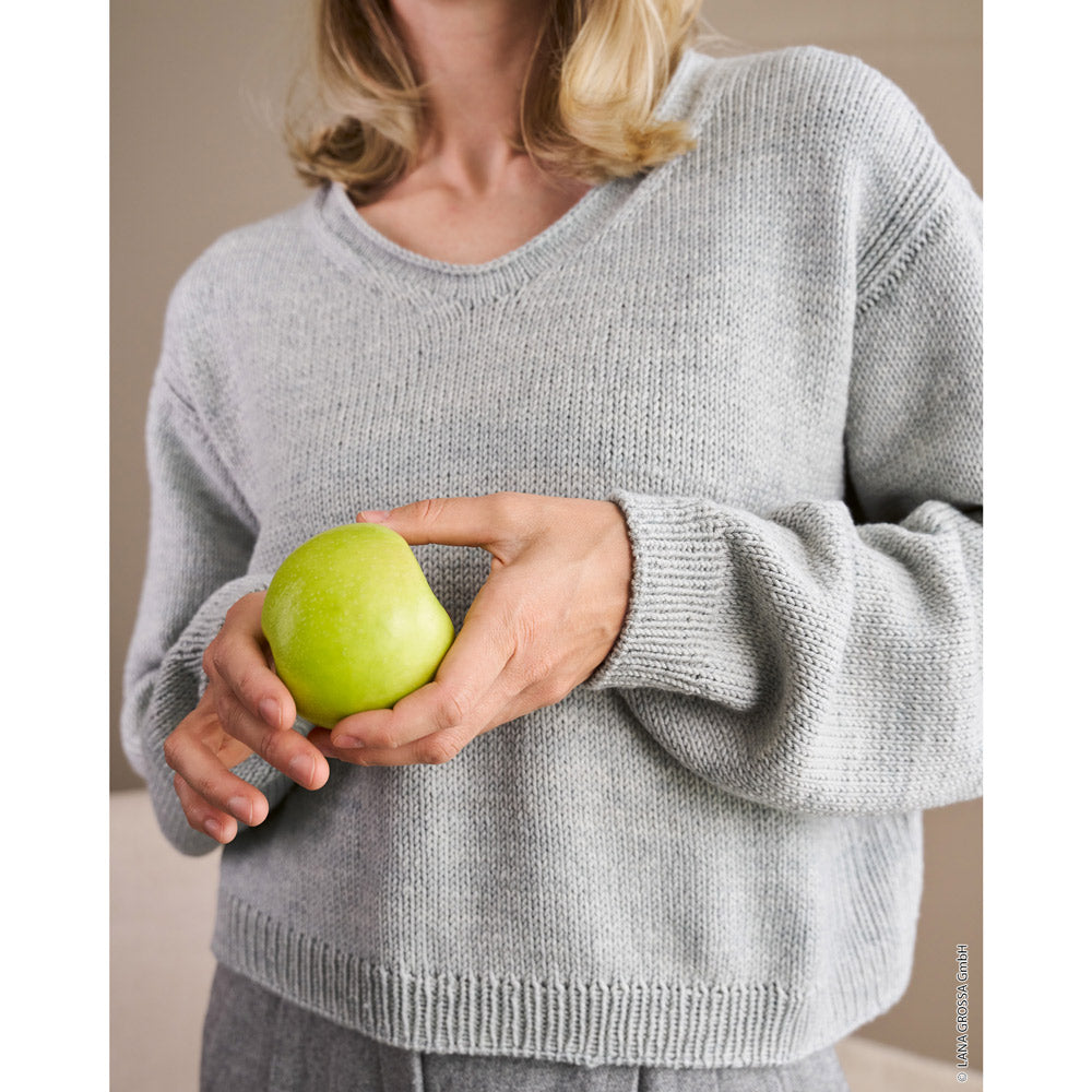Lana Grossa Merino Classics - model met gebreide lichtgrijze V-hals trui