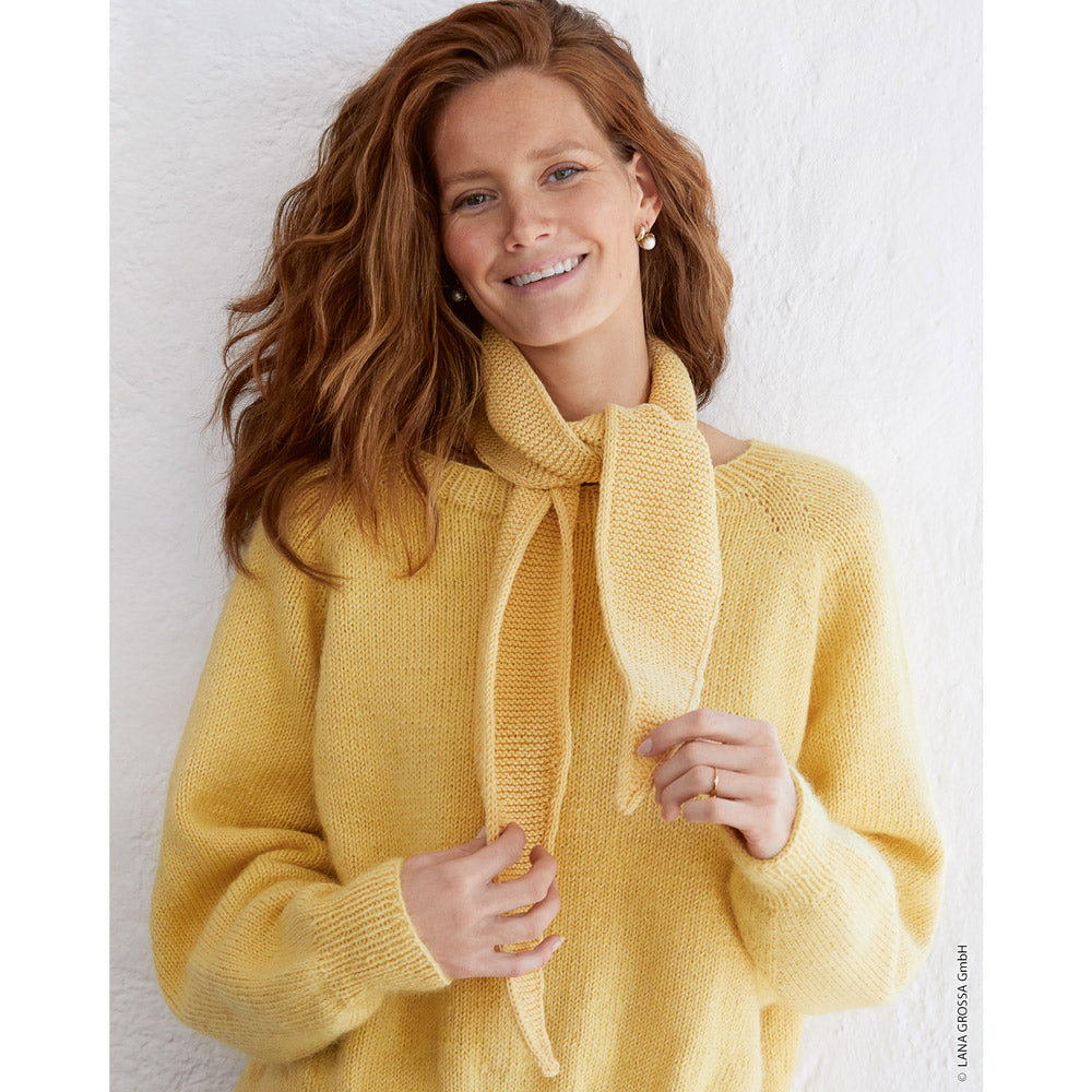 model met een gele gebreide mini-sjaal - inspiratie voor Lana Grossa Cool Wool 590 Naturel - Lana Grossa Cool Wool 2010 Licht Rozenhout
