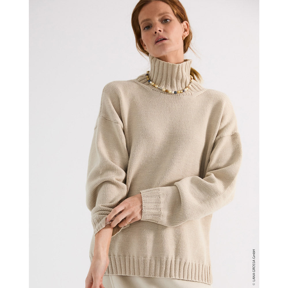 Lana Grossa Merino Classics - model met gebreide beige coltrui aan de voorkant