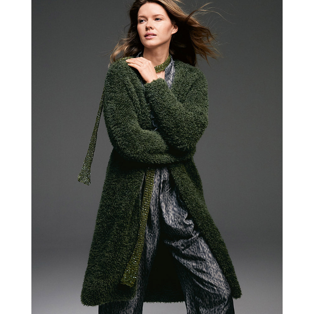 Inspiratiefoto bij Lana Grossa Pelliccia 016 Bordeaux: donkergroene lange mantel met ceintuur in een avondsetting