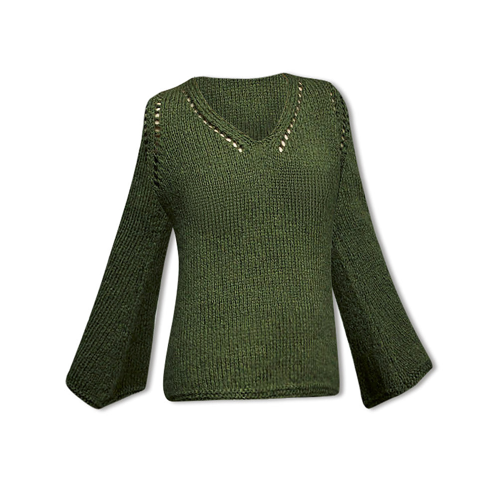 Lana Grossa Chapeau 020 Donkergrijs - sfeerfoto van een lange raglantrui met wijde trompetmouwen, zijaanzicht - Lana Grossa Chapeau 001 Wit