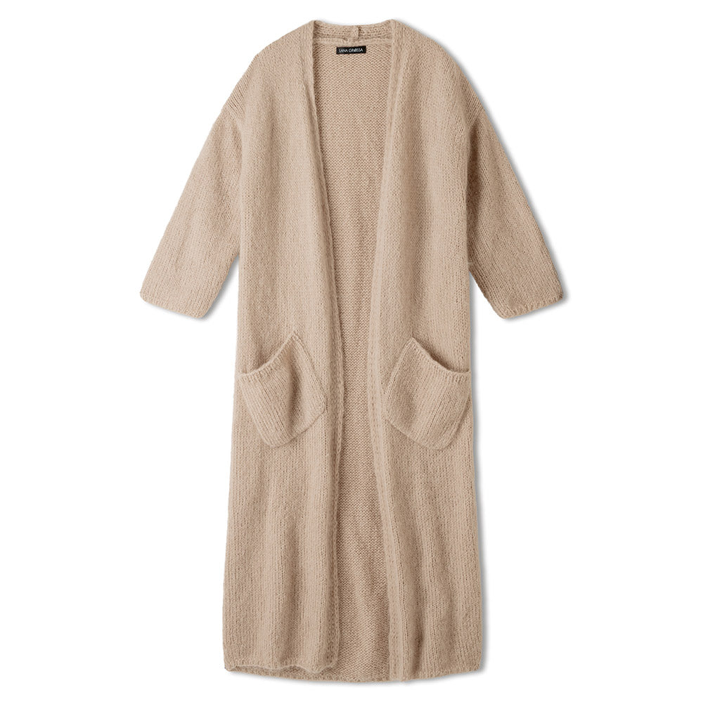Sfeerfoto van een gebreid damesmodel uit Lana Grossa collectie, model 19, beeld 2 - sfeerbeeld bij Lana Grossa Mohair Di Gio 024 Camel - Lana Grossa Mohair Di Gio 017 Violet