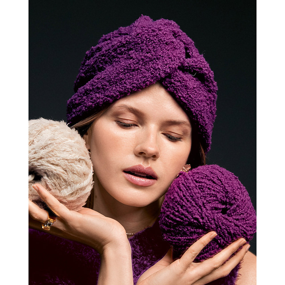 Detailfoto van een grijs gebreid vest met zachte boucléstructuur - Lana Grossa Orsettini 002 Roodviolet