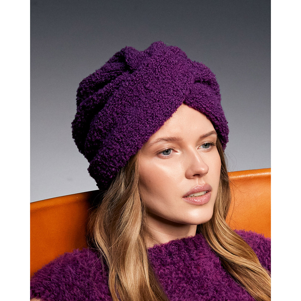 Achteraanzicht van een model in een grijs gebreid vest van Lana Grossa Orsettini - Lana Grossa Orsettini 002 Roodviolet